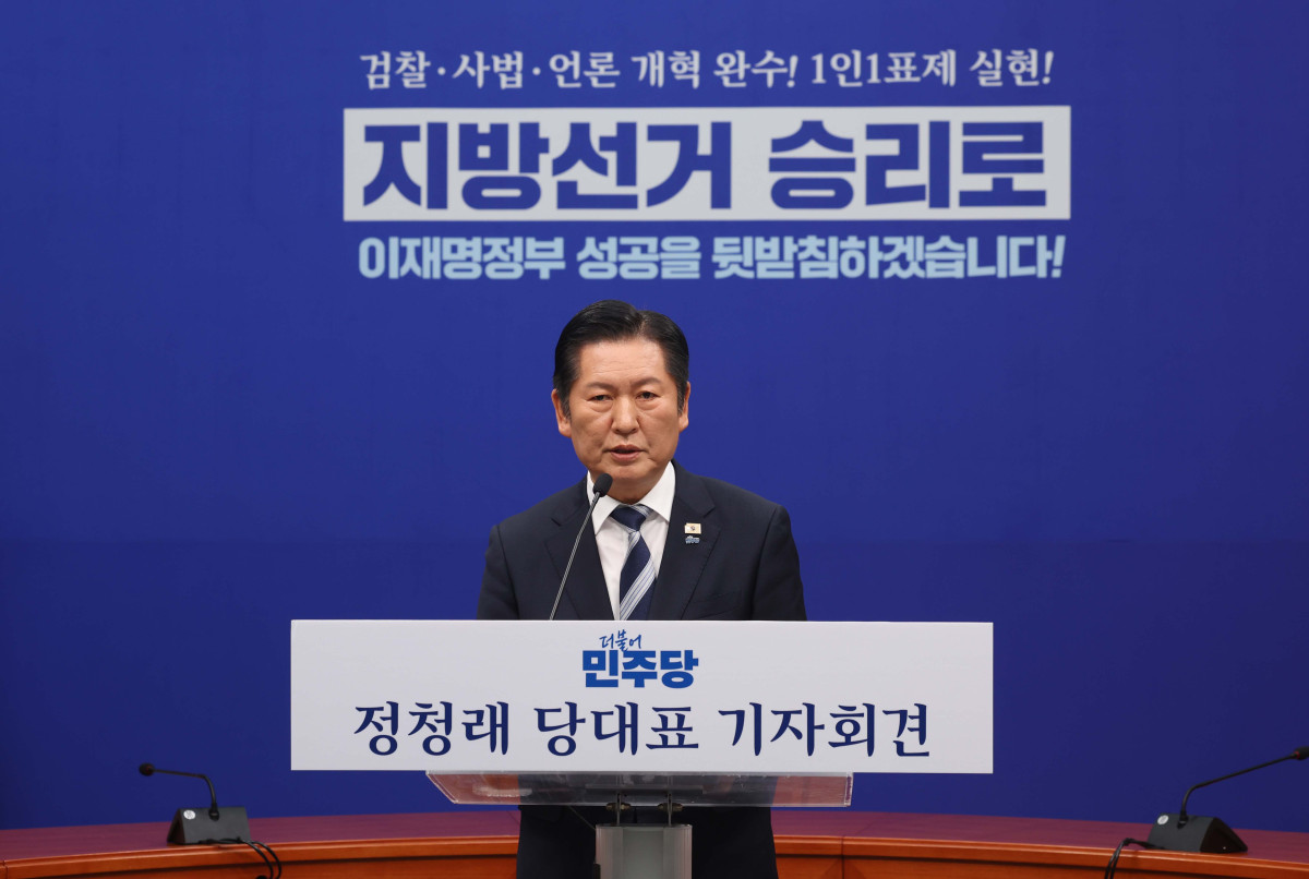 ▲정청래 더불어민주당 대표가 8일 서울 여의도 국회에서 취임후 두 번째 기자회견을 갖고 있다. 신태현 기자 holjjak@