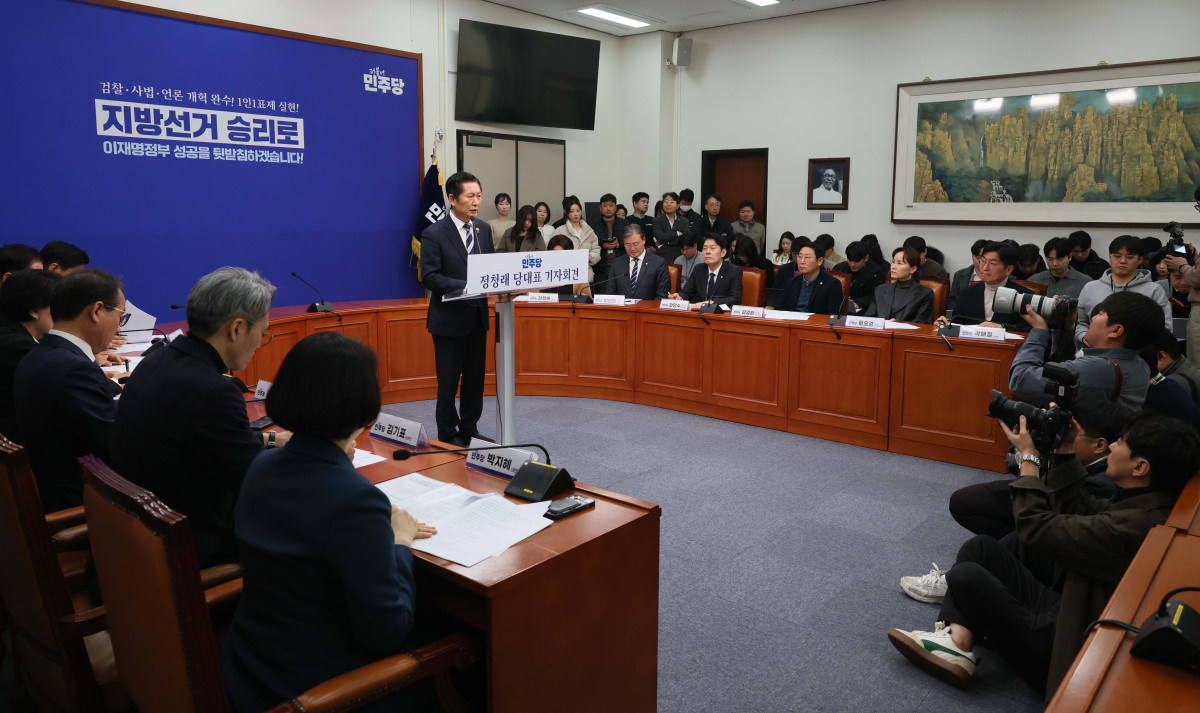 ▲정청래 더불어민주당 대표가 8일 서울 여의도 국회에서 취임후 두 번째 기자회견을 갖고 있다. 신태현 기자 holjjak@