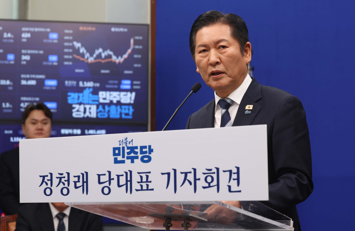 ▲정청래 더불어민주당 대표가 8일 서울 여의도 국회에서 취임후 두 번째 기자회견을 갖고 있다. 신태현 기자 holjjak@
