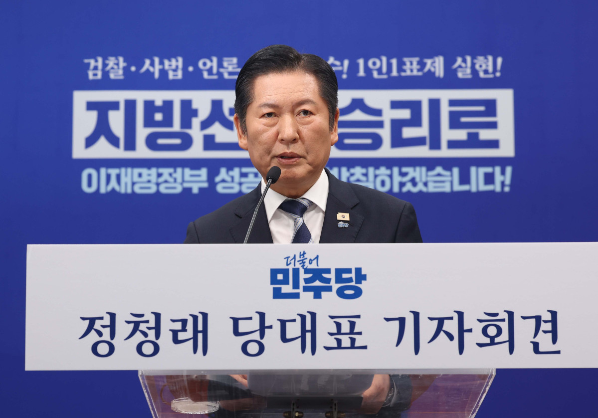 ▲정청래 더불어민주당 대표가 8일 서울 여의도 국회에서 취임후 두 번째 기자회견을 갖고 있다. 신태현 기자 holjjak@