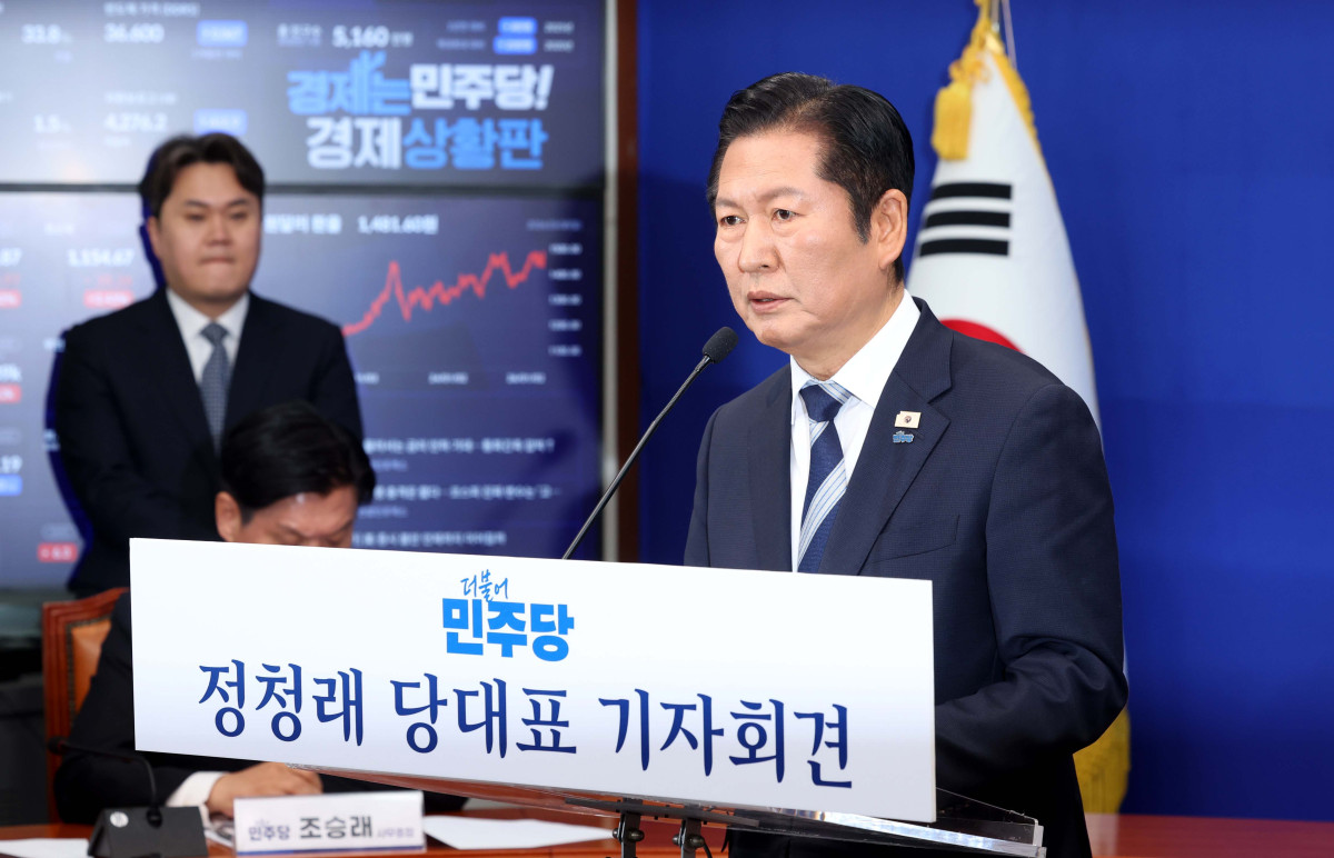 ▲정청래 더불어민주당 대표가 8일 서울 여의도 국회에서 취임후 두 번째 기자회견을 갖고 있다. 신태현 기자 holjjak@
