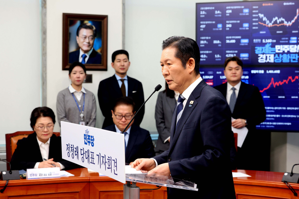 ▲정청래 더불어민주당 대표가 8일 서울 여의도 국회에서 취임후 두 번째 기자회견을 갖고 있다. 신태현 기자 holjjak@