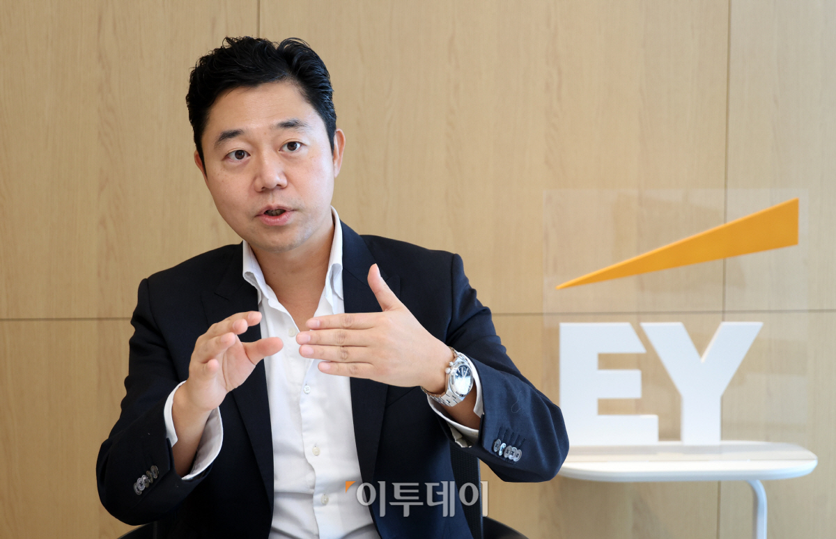 ▲권영대 EY한영 산업연구원장이 3일 서울 영등포 여의대로 파크원 타워에 있는 사무실에서 본지와 인터뷰를 하고 있다. 고이란 기자 photoeran@