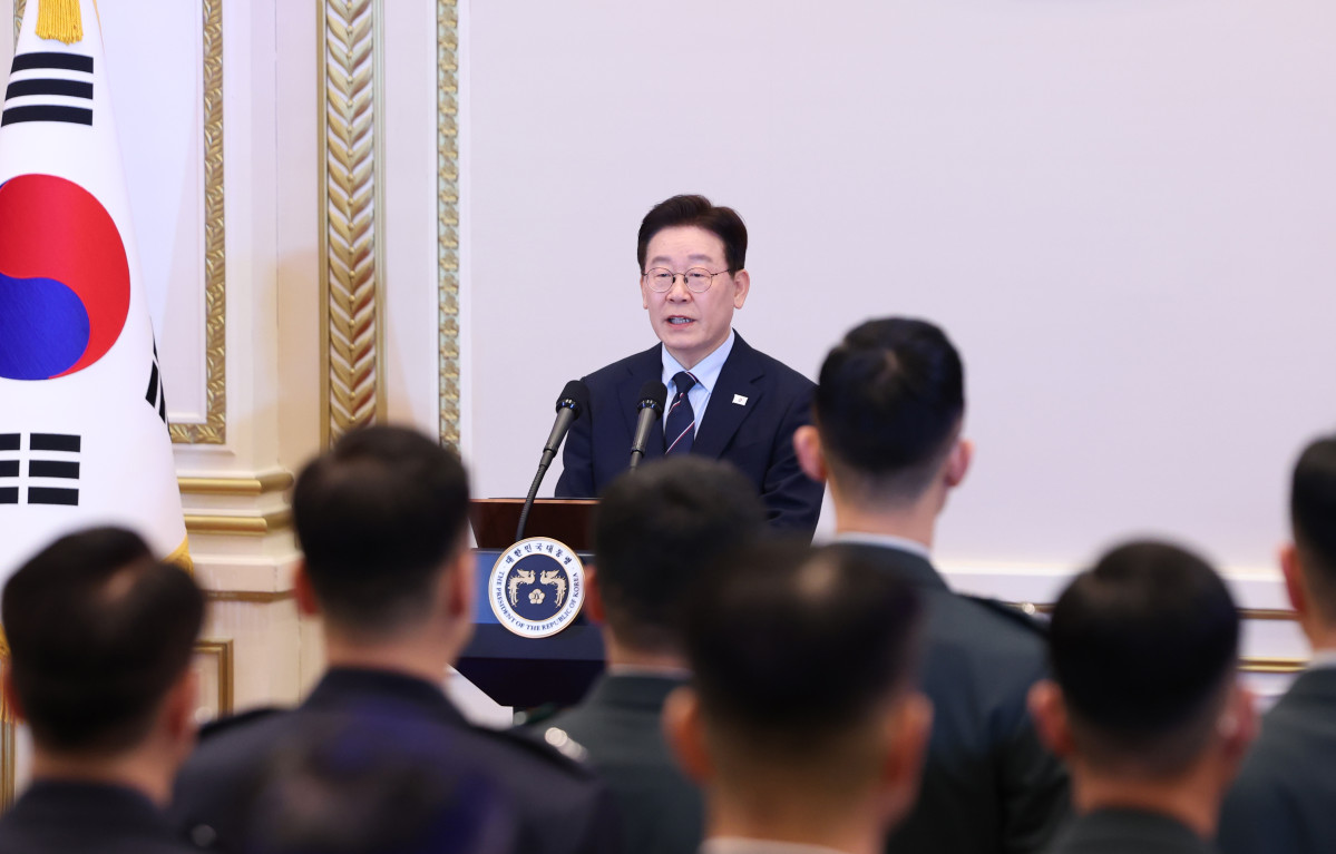 ▲이재명 대통령이 6일 청와대 영빈관에서 열린 2026년 준장 진급 장성 삼정검 수여식에서 격려사를 하고 있다. 사진=연합뉴스