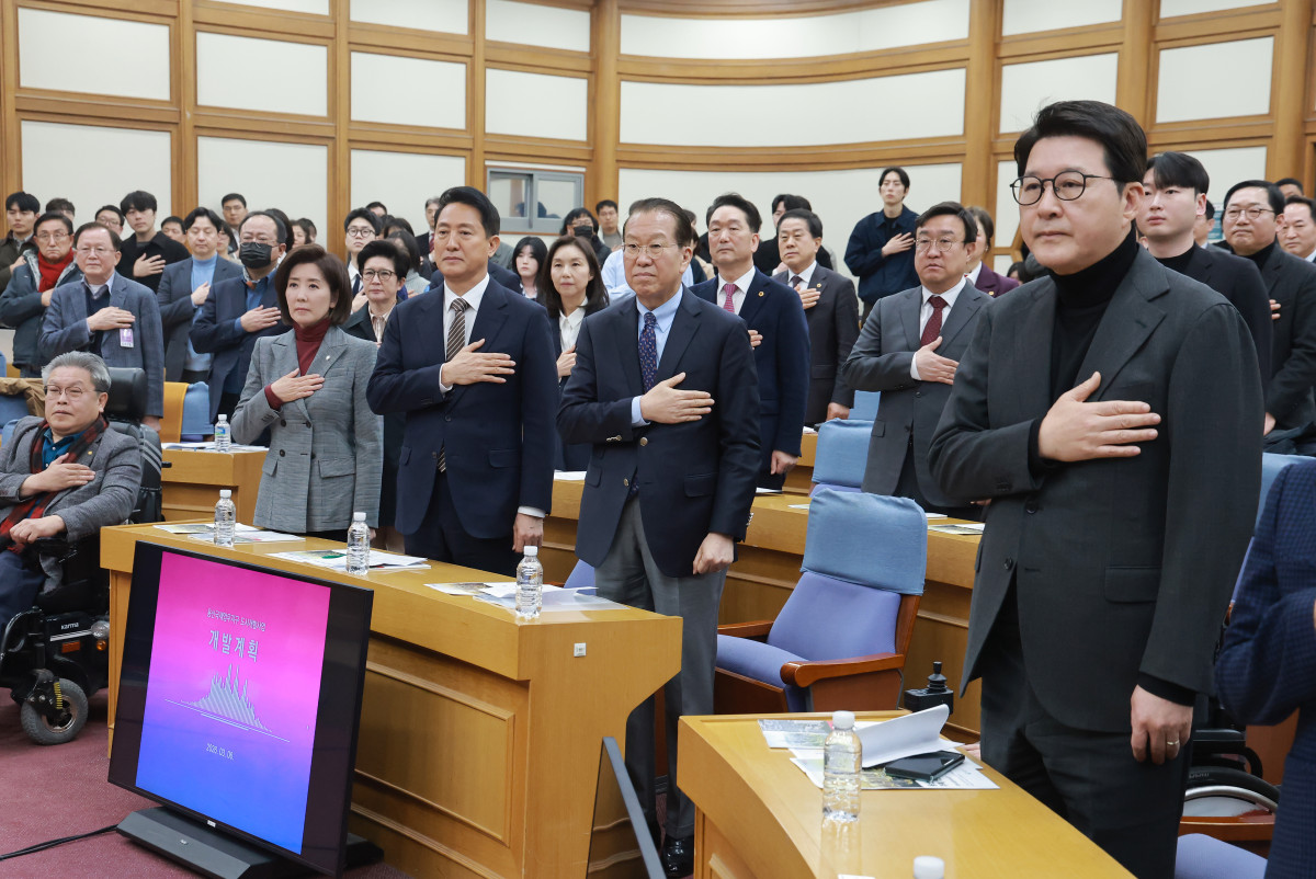 ▲국민의힘 권영세 의원이 6일 국회 의원회관에서 권 의원과 서울시가 연 용산국제업무지구 관련 정책 토론회에 참석해 국민의힘 신동욱 최고위원, 나경원 의원, 오세훈 서울시장 등 참석자와 국기에 경례하고 있다. (연합뉴스)
