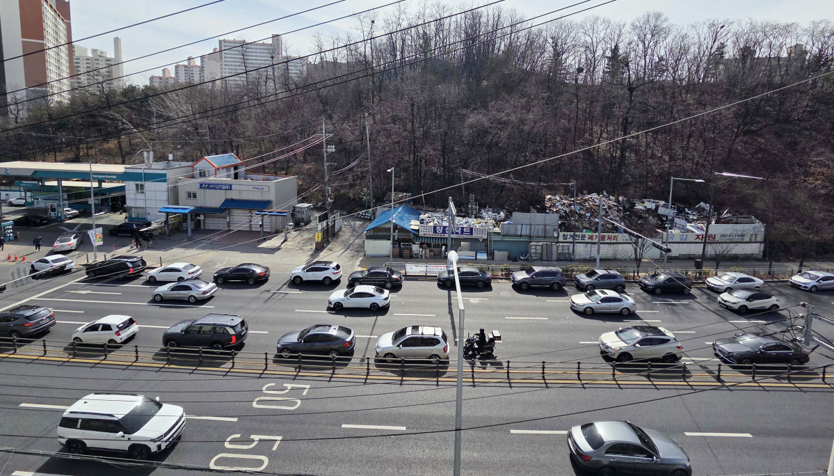 ▲미국·이스라엘과 이란 간 군사 충돌로 국내 주유소 기름값이 가파르게 상승하고 있는 가운데 8일 서울 최저가 주유소에 기름을 넣으려는 차량들이 길게 줄지어 있다. 한국석유공사 유가정보시스템 오피넷에 따르면 이날 오후 2시 기준 전국 주유소 평균 휘발유 가격은 리터당 1893.3원으로 전날보다 3.9원 올랐다. 서울 휘발유 평균 가격은 1944.7원을 나타냈다. 휘발유보다 높은 수준을 유지하고 있는 경유 가격은 1915.4원으로 4.8원 상승했다. 휘발유 가격의 리터당 2000원 돌파가 가시화되자 정부는 석유류 '최고가격 지정제(가격상한제)' 도입을 검토하고 있다. 신태현 기자 holjjak@