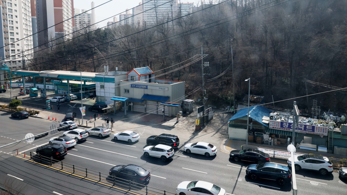 ▲미국·이스라엘과 이란 간 군사 충돌로 국내 주유소 기름값이 가파르게 상승하고 있는 가운데 8일 서울 최저가 주유소에 기름을 넣으려는 차량들이 길게 줄지어 있다. 한국석유공사 유가정보시스템 오피넷에 따르면 이날 오후 2시 기준 전국 주유소 평균 휘발유 가격은 리터당 1893.3원으로 전날보다 3.9원 올랐다. 서울 휘발유 평균 가격은 1944.7원을 나타냈다. 휘발유보다 높은 수준을 유지하고 있는 경유 가격은 1915.4원으로 4.8원 상승했다. 휘발유 가격의 리터당 2000원 돌파가 가시화되자 정부는 석유류 '최고가격 지정제(가격상한제)' 도입을 검토하고 있다. 신태현 기자 holjjak@