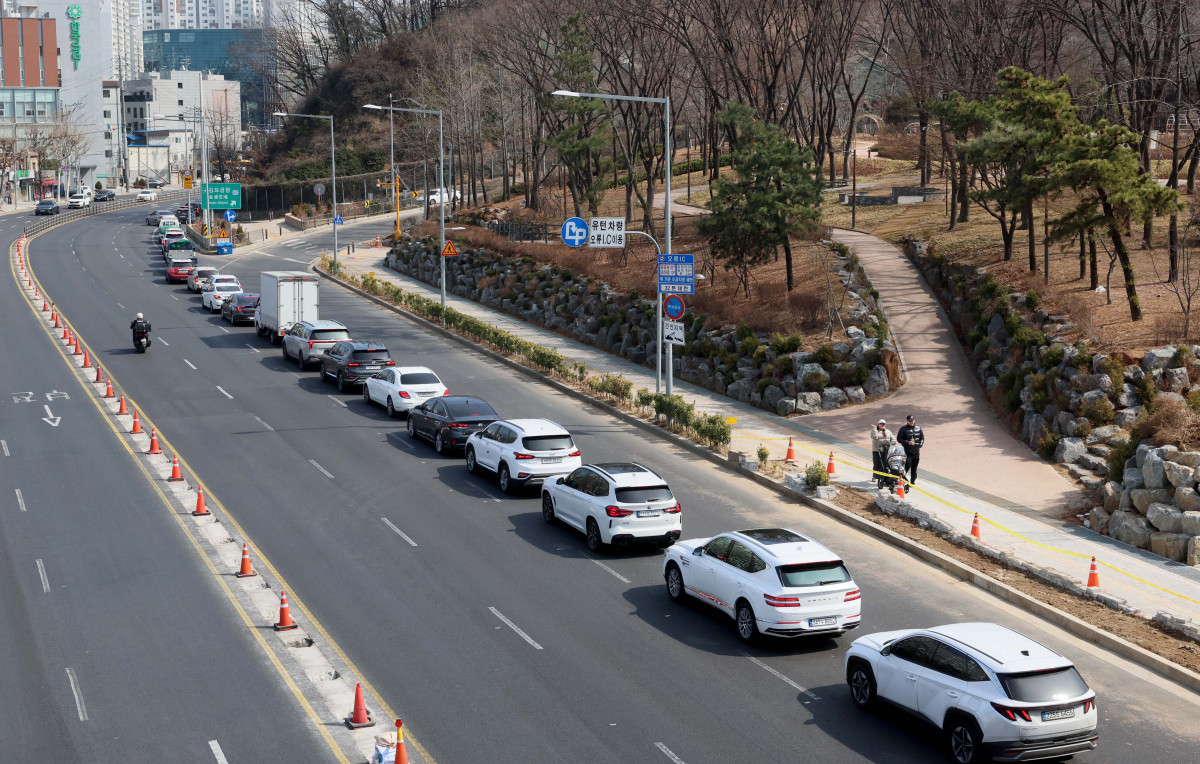 ▲미국·이스라엘과 이란 간 군사 충돌로 국내 주유소 기름값이 가파르게 상승하고 있는 가운데 8일 서울 최저가 주유소에 기름을 넣으려는 차량들이 길게 줄지어 있다. 한국석유공사 유가정보시스템 오피넷에 따르면 이날 오후 2시 기준 전국 주유소 평균 휘발유 가격은 리터당 1893.3원으로 전날보다 3.9원 올랐다. 서울 휘발유 평균 가격은 1944.7원을 나타냈다. 휘발유보다 높은 수준을 유지하고 있는 경유 가격은 1915.4원으로 4.8원 상승했다. 휘발유 가격의 리터당 2000원 돌파가 가시화되자 정부는 석유류 '최고가격 지정제(가격상한제)' 도입을 검토하고 있다. 신태현 기자 holjjak@