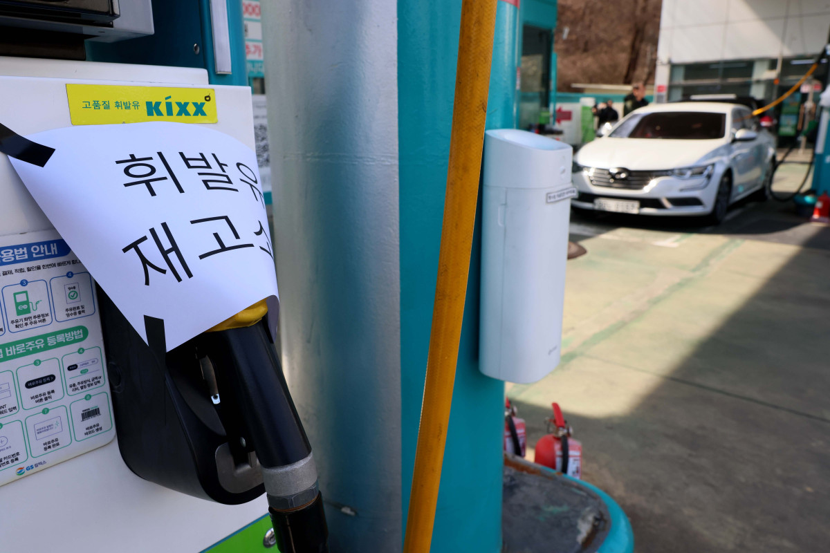 ▲미국·이스라엘과 이란 간 군사 충돌로 국내 주유소 기름값이 가파르게 상승하고 있는 가운데 8일 서울 최저가 주유소 일부 주유기에 휘발유 재고소진 안내문이 붙어 있다. 한국석유공사 유가정보시스템 오피넷에 따르면 이날 오후 2시 기준 전국 주유소 평균 휘발유 가격은 리터당 1893.3원으로 전날보다 3.9원 올랐다. 서울 휘발유 평균 가격은 1944.7원을 나타냈다. 휘발유보다 높은 수준을 유지하고 있는 경유 가격은 1915.4원으로 4.8원 상승했다. 휘발유 가격의 리터당 2000원 돌파가 가시화되자 정부는 석유류 '최고가격 지정제(가격상한제)' 도입을 검토하고 있다. 신태현 기자 holjjak@