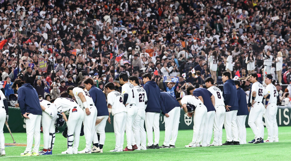 ▲8일 일본 도쿄돔에서 열린 2026 WBC 조별리그 C조 3차전 대한민국과 대만의 경기. 연장 10회말 4-5로 패한 한국 선수들이 아쉬워하며 관중들에게 인사하고 있다. (연합뉴스)