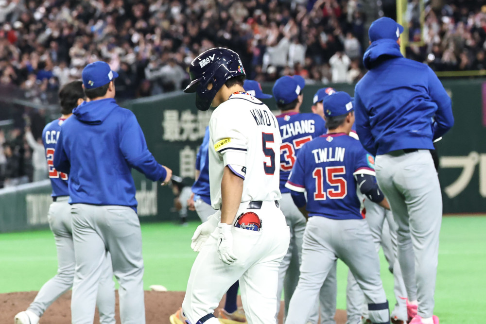 ▲8일 일본 도쿄돔에서 열린 2026 WBC 조별리그 C조 3차전 대한민국과 대만의 경기. 연장 10회말 4-5로 경기가 끝나자 한국 김도영이 아쉬워하며 더그아웃으로 향하고 있다. (연합뉴스)