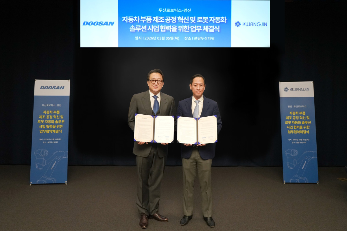 ▲박인원 두산로보틱스 사장(오른쪽)과 권오철 광진그룹 총괄사장이 ‘자동차 부품 제조공정 혁신 및 로봇 자동화 솔루션 사업 협력’을 위한 업무협약(MOU)을 체결하고 기념사진을 촬영하고 있다. (사진제공=두산로보틱스)