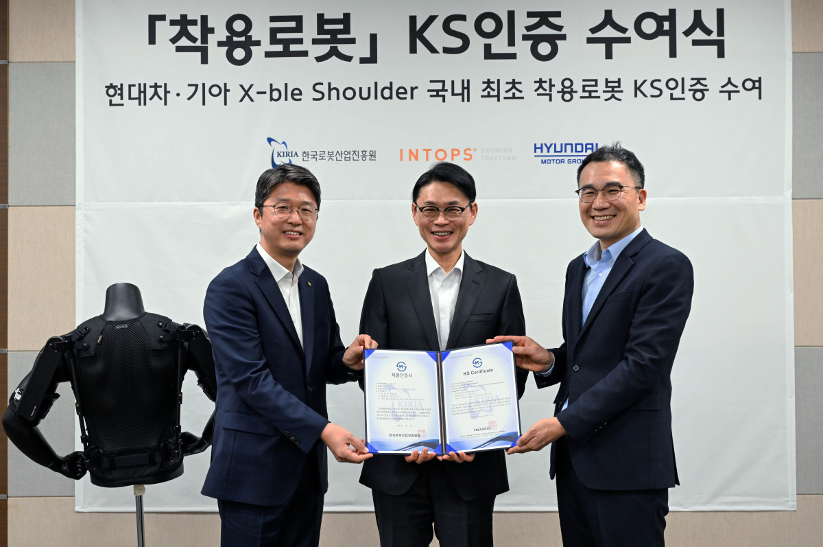 ▲KS 인증 수여식에서 (왼쪽부터) 김태우 한국로봇산업진흥원 본부장, 김근하 인탑스 대표, 최리군 현대차·기아 로보틱스랩 상무가 기념 사진을 촬영하는 모습 (자료제공=현대차)