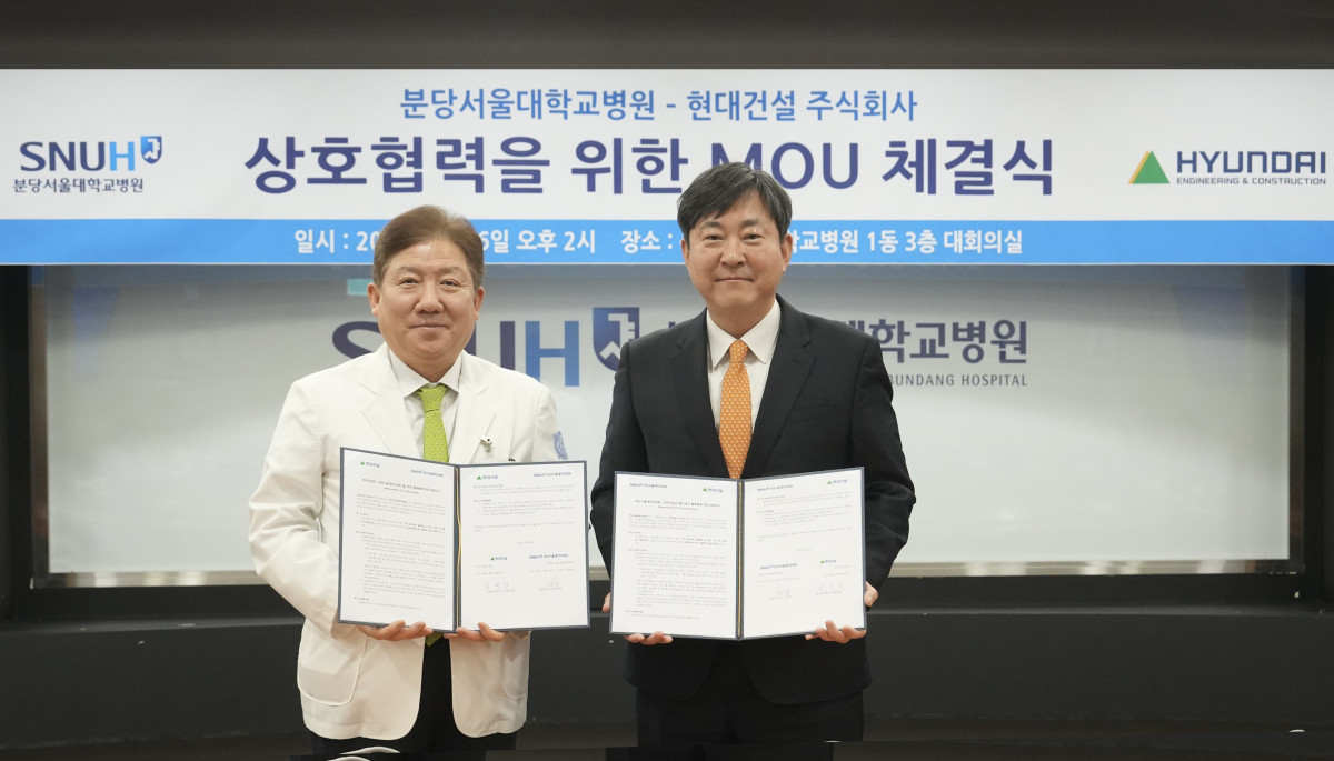 ▲김재영 현대건설 기술연구원장(오른쪽) 송정한 분당서울대병원 원장이 ‘주거 기반 AI 헬스케어 플랫폼’ 업무협약 기념사진을 촬영하고 있다. (사진제공=현대건설)