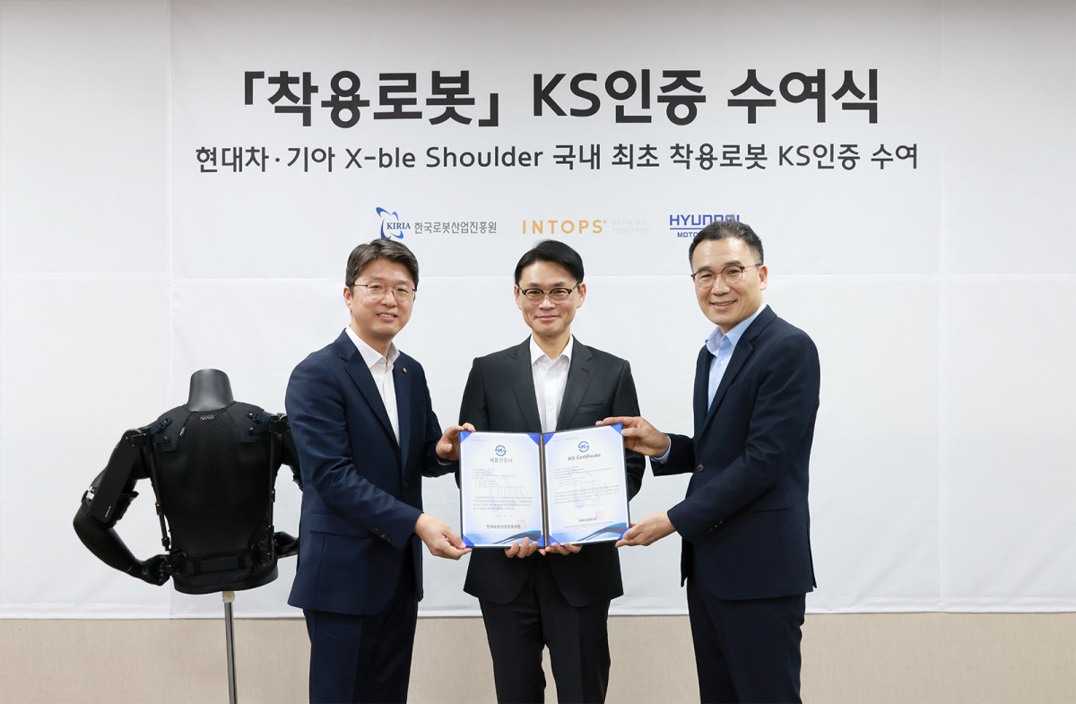 ▲인탑스 구미공장에서 진행된 착용로봇 KS인증 수여식. (좌측부터 한국로봇산업진흥원 김태우 본부장, 인탑스 김근하 대표이사, 현대차기아 로보틱스랩 최리군 상무) (사진제공=한국로봇산업진흥원)