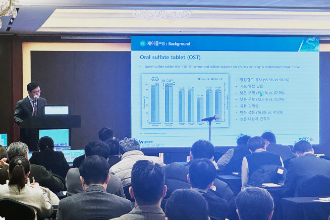 ▲JW중외제약은 8일 서울 중구 소재 롯데호텔서울에서 열린 대한위대장내시경학회 제47회 춘계학술대회에서 대장정결제 ‘제이클’ 심포지엄을 개최했다. 박수범 양산부산대학교병원 소화기내과 교수가 제이클의 임상 3상 결과와 대장내시경 검사 전처치에서의 활용 방안 등을 소개하고 있다. (사진제공=JW중외제약)