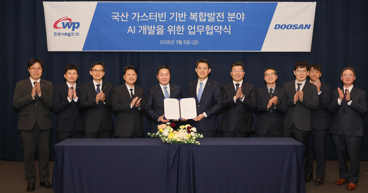 ▲한국서부발전은 6일 경기 성남 분당 두산타워에서 두산에너빌리티와 ‘국산 가스터빈 기반 복합발전 분야 인공지능(AI) 개발을 위한 업무협약’을 체결했다. 사진은 엄경일 서부발전 기술안전부사장(왼쪽 다섯 번째)과 김봉준 두산에너빌리티 에이엑스(AX)혁신총괄전무(여섯 번째) 등 참석자들이 기념촬영하는 모습. (사진제공=한국서부발전)