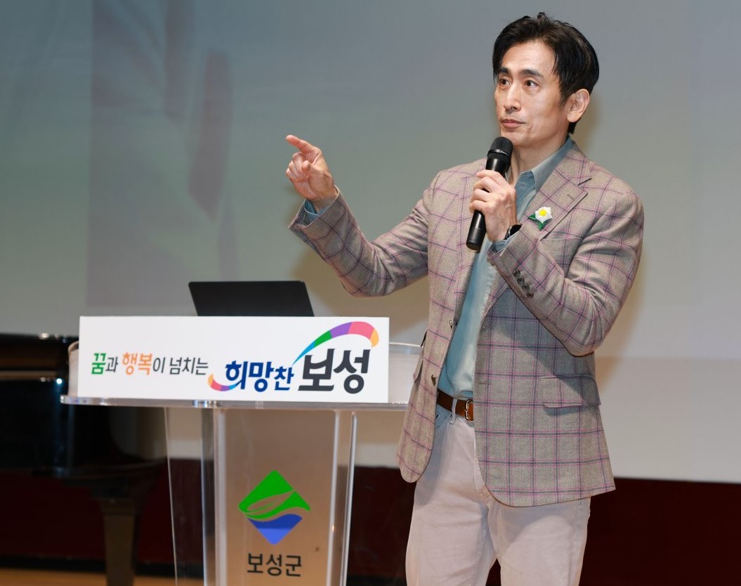 ▲배우이자 소설가인 차인표 작가가 '제380회 보성자치포럼'에서 특강을 진행 하고 있다. (사진제공=보성군)