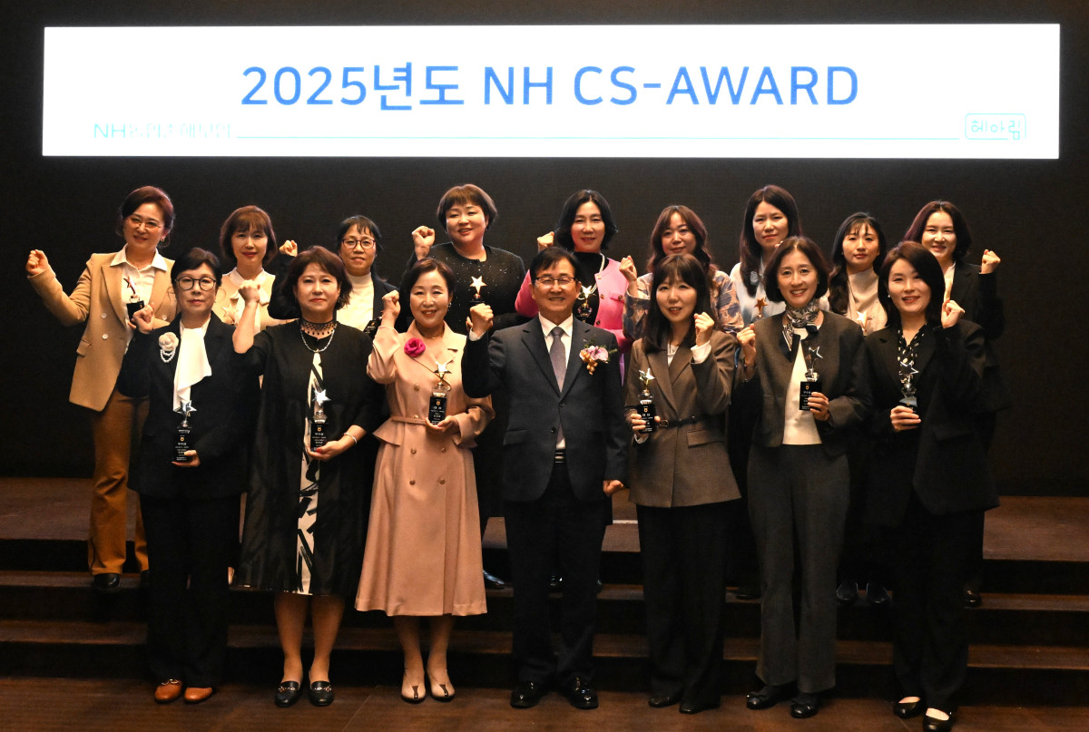 ▲NH농협손해보험은 5일 서울시 중구 소재 한국경제빌딩에서 ‘2025 NH CS-AWARD’를 개최했다고 9일 밝혔다. 송춘수 NH농협손해보험 대표이사(앞줄 왼쪽 네번째)와 수상자들이 기념촬영을 하고 있다. (제공 농협손해보험)