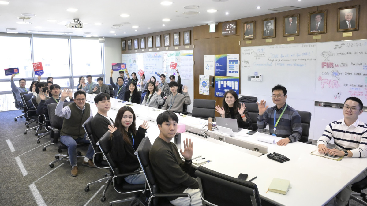 ▲메트라이프생명 임직원이 서울시 강남구 메트라이프생명 본사에서 GPTW ‘2026 대한민국 일하기 좋은 100대 기업’ 선정을 축하하며, 기념 촬영을 하고 있다. (제공 메트라이프생명)