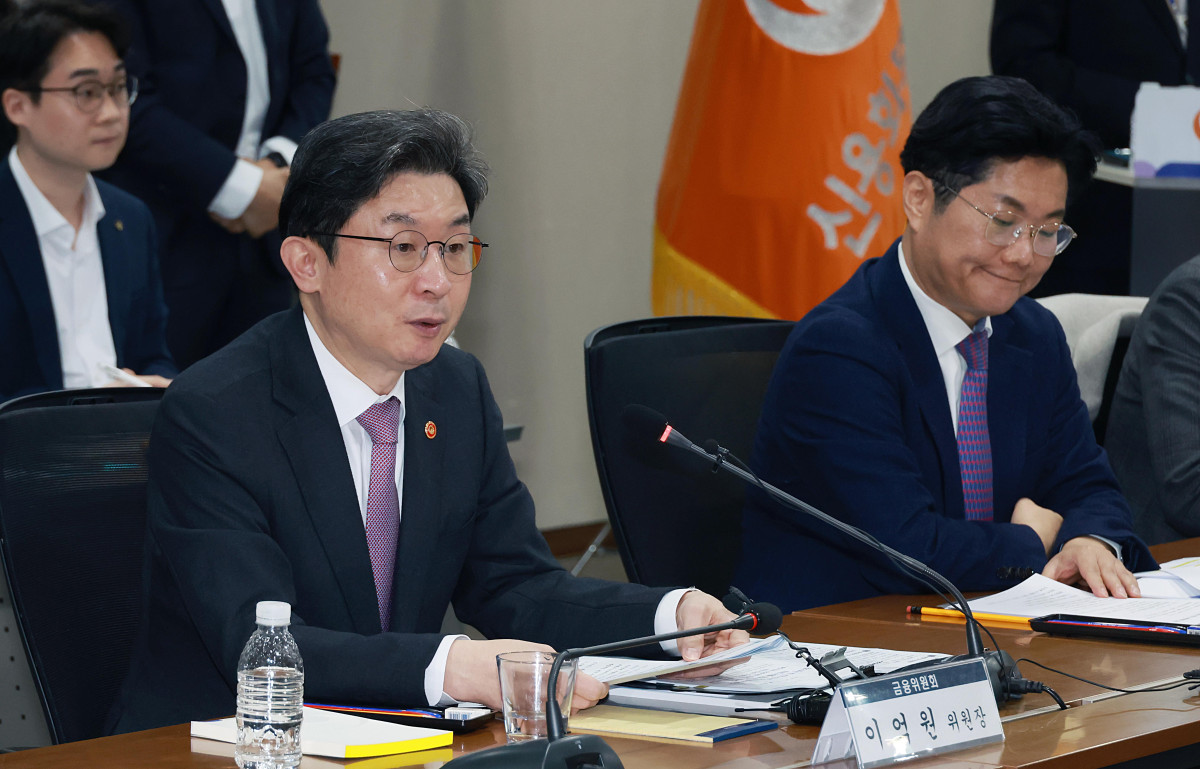 ▲이억원 금융위원장이 9일 오전 서울 중구 서민금융통합지원센터 중앙센터에서 '원스톱 종합·전담 지원 시스템' 업무협약을 맺은 후 모두발언을 하고 있다. (사진제공=금융위원회)