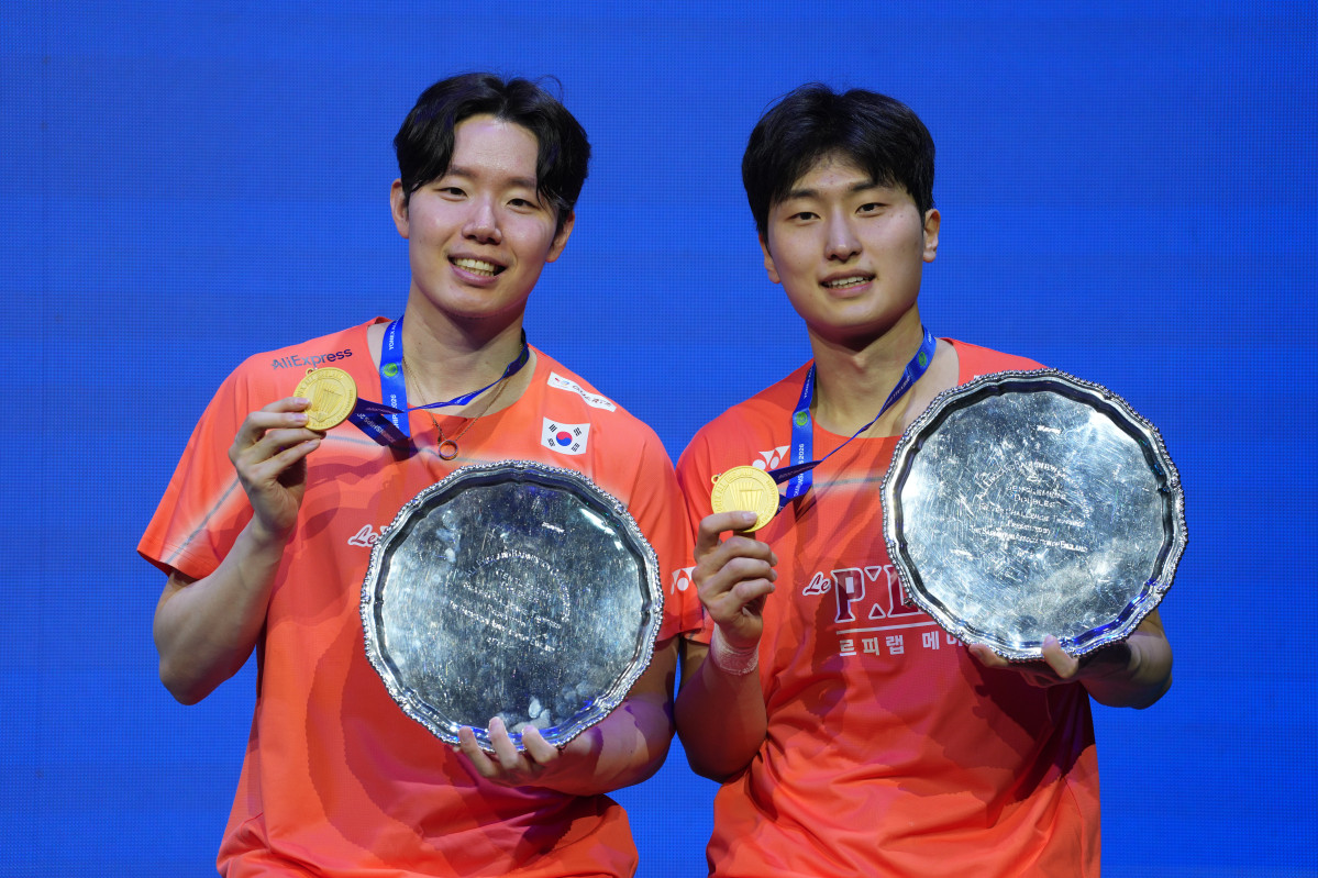 ▲서승재(왼쪽)와 김원호가 9일 영국 버밍엄 유틸리티 아레나에서 열린 2026 세계배드민턴연맹(BWF) 월드 투어(슈퍼 1000) 전영오픈 남자 복식 정상에 올라 금메달을 들고 포즈를 취하고 있다. (AP/뉴시스)