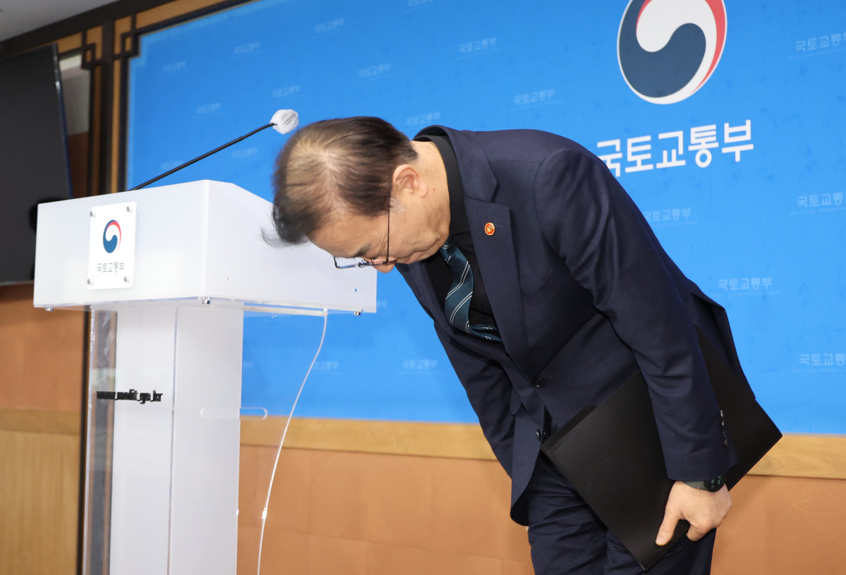 ▲김윤덕 국토교통부 장관이 9일 세종시 정부세종청사에서 최근 무안공항 항공기 잔해물 추가 조사 과정에서 희생자들의 유해와 유류품이 추가로 발견되고 있다며 유가족과 국민들을 향해 허리 숙여 사과하고 있다. (뉴시스)