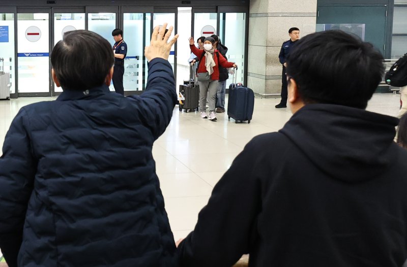 ▲이란 사태 여파로 중단됐던 아랍에미리트(UAE) 두바이공항에서 인천국제공항으로 오는 직항편 운항이 재개된 6일 인천국제공항 제1여객터미널을 통해 귀국한 두바이 출발 EK322편 탑승객이 마중나온 가족과 손인사를 하고 있다. (뉴시스)