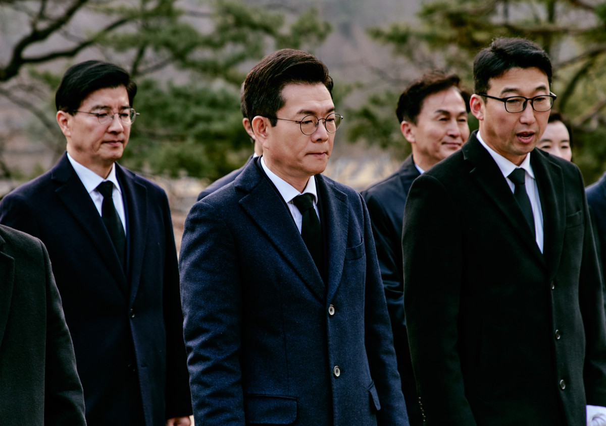 ▲더불어민주당 서울시장 예비후보인 정원오 전 성동구청장이 9일 서울 동작구 국립서울현충원 고(故) 김대중 전 대통령 묘소를 찾아 참배하고 있다. (연합뉴스)