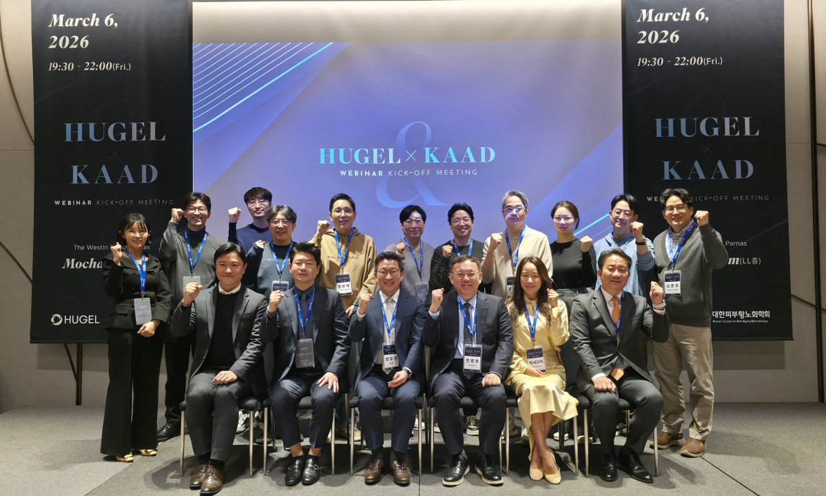 ▲6일 웨스틴 서울 파르나스에서 열린 ‘휴젤X대한피부항노화학회 학술 협업 킥오프 미팅’에서 기념촬영을 하고 있다. (사진제공=휴젤)