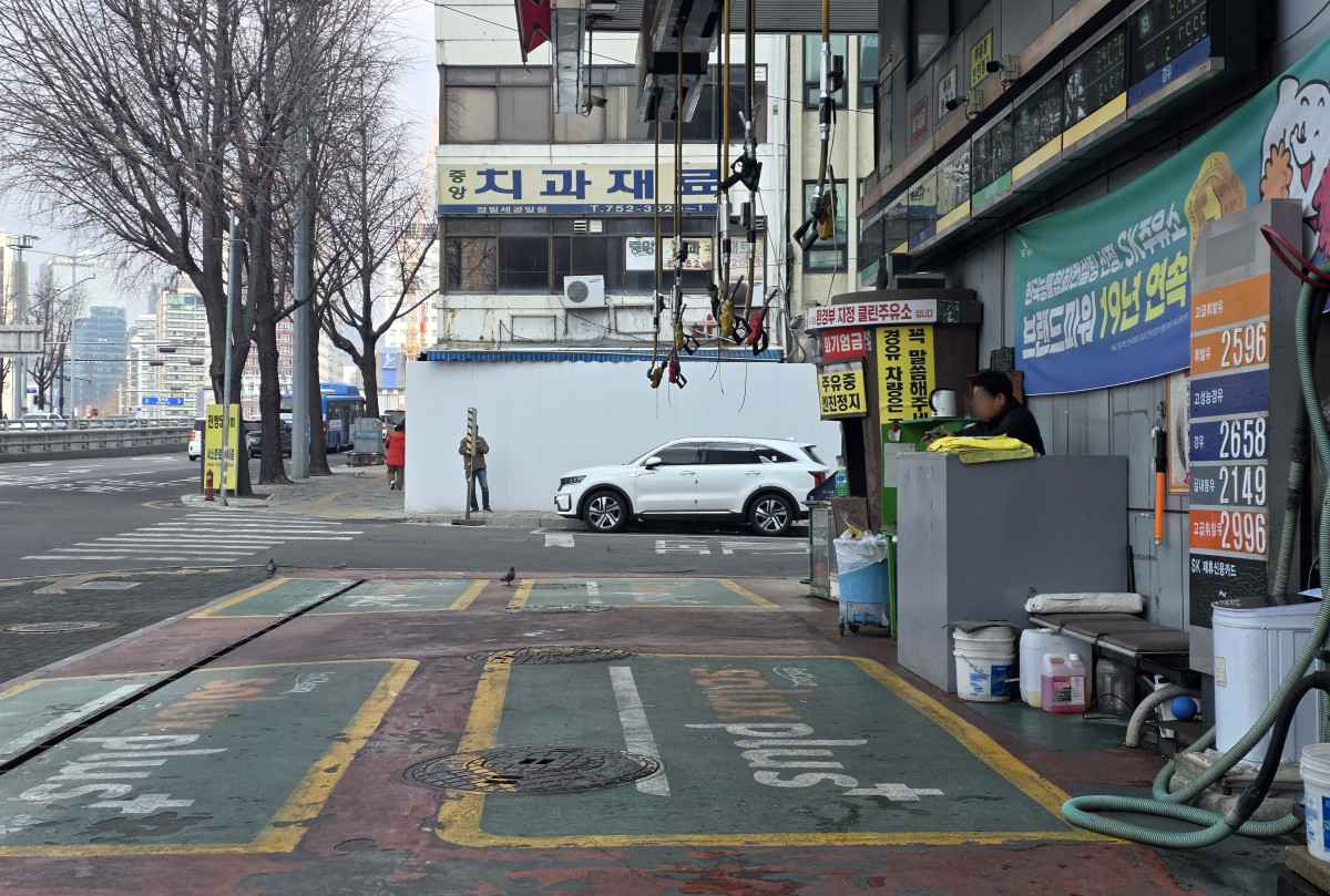 ▲미국, 이스라엘과 이란 간 전쟁 여파로 걸프 지역 원유 공급망이 크게 흔들리면서 국제유가가 심리적 저항선인 배럴당 100달러를 넘어선 9일 서울의 한 주유소가 한산한 모습을 보이고 있다. 최근 하루 수십 원씩 뛰던 상승세는 다소 둔화했지만, 국제유가 변동이 통상 2~3주 시차를 두고 국내 주유소 가격에 반영되는 만큼 더 뛸 가능성이 있어 산업계 전반에 긴장감이 커지고 있다. 신태현 기자 holjjak@