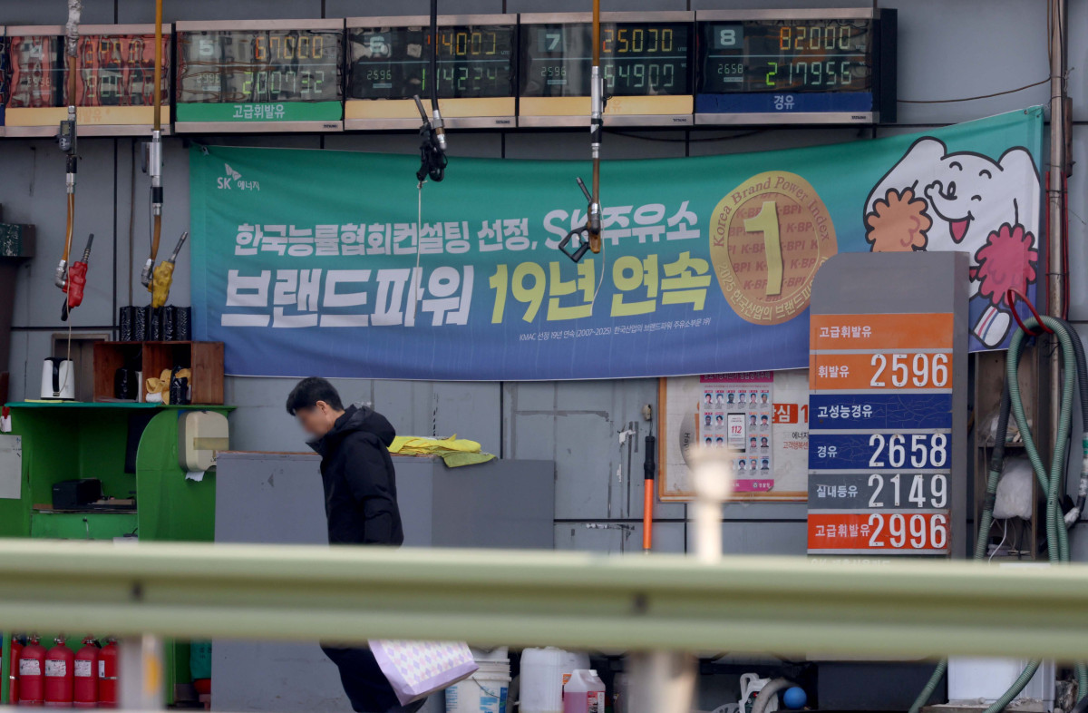 ▲미국, 이스라엘과 이란 간 전쟁 여파로 걸프 지역 원유 공급망이 크게 흔들리면서 국제유가가 심리적 저항선인 배럴당 100달러를 넘어선 9일 서울의 한 주유소에 휘발유 가격이 표시되고 있다. 최근 하루 수십 원씩 뛰던 상승세는 다소 둔화했지만, 국제유가 변동이 통상 2~3주 시차를 두고 국내 주유소 가격에 반영되는 만큼 더 뛸 가능성이 있어 산업계 전반에 긴장감이 커지고 있다. 신태현 기자 holjjak@