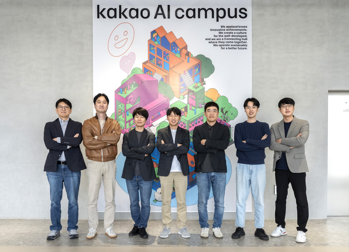 ▲카카오는 6일 카카오 AI 캠퍼스에서 학계 전문가로 구성된 카카오 AI 자문 그룹의 발족식을 열고, 자문 방향과 연간 아젠다를 논의했다. 사진은 (왼쪽부터) 김세웅 카카오 AI 커뮤니케이션 성과리더, 장준혁 한양대학교 융합전자공학부 교수, 주한별 서울대학교 컴퓨터공학부 교수, 최종현 서울대학교 전기·정보공학부 교수, 신진우 KAIST ICT 석좌교수, 이주호 KAIST 김재철AI대학원 교수, 김승룡 KAIST 김재철AI대학원 교수 (사진제공=카카오)