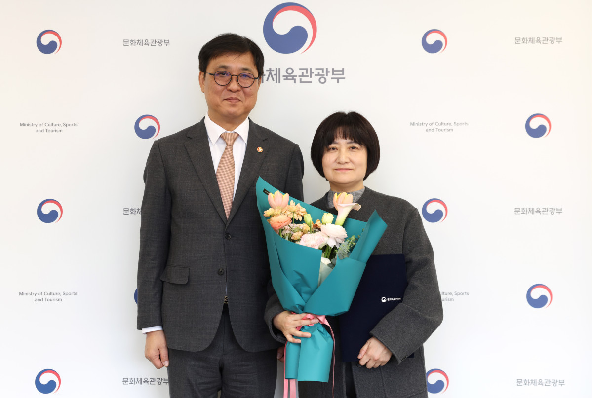 ▲최휘영 문화체육관광부 장관이 9일 서울 종로구 국립현대미술관 서울관에서 신임 모은영 한국영상자료원 원장에게 임명장을 수여한 뒤 기념촬영을 하고 있다. (사진제공=문체부)