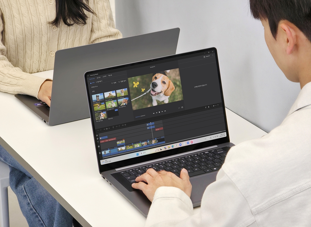 ▲삼성전자 모델이 AI PC ‘갤럭시 북6 울트라’와 ‘갤럭시 북6 프로’로 고화질 영상을 편집하는 모습 (사진제공=삼성전자)