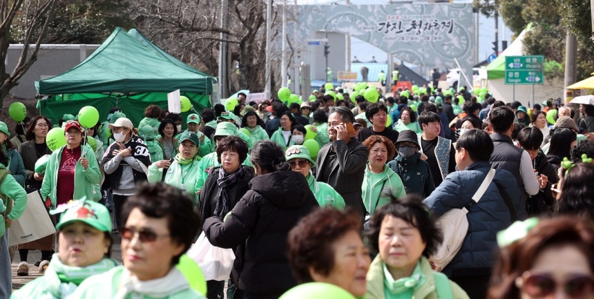 ▲제54회 강진청자축제에 방문한 관광객들의 모습 (사진제공=강진군)