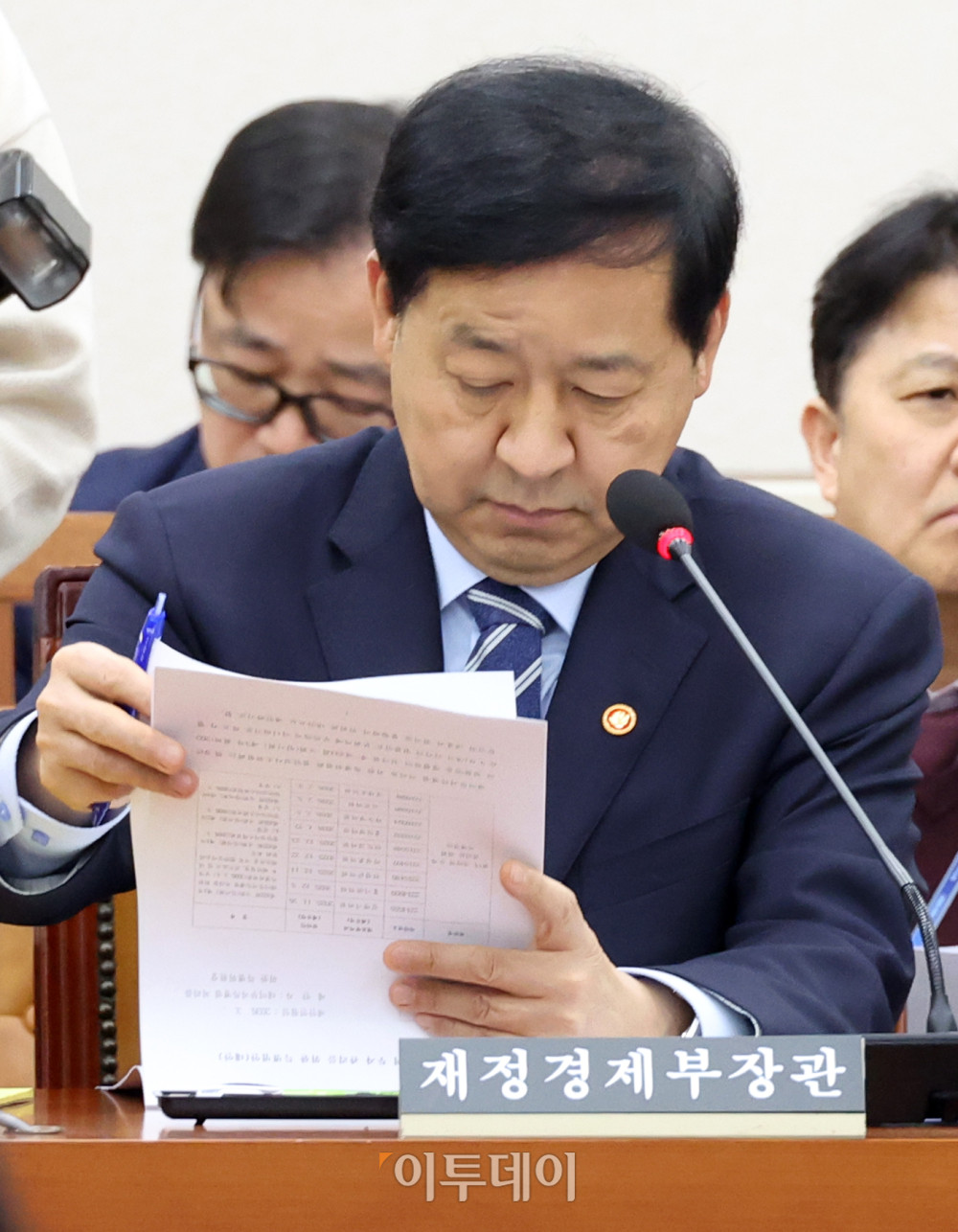 ▲구윤철 부총리 겸 재정경제부 장관이 9일 서울 여의도 국회 대미투자특별법 처리를 위한 특별위원회 전체회의에서 자료를 살펴보고 있다. 고이란 기자 photoeran@