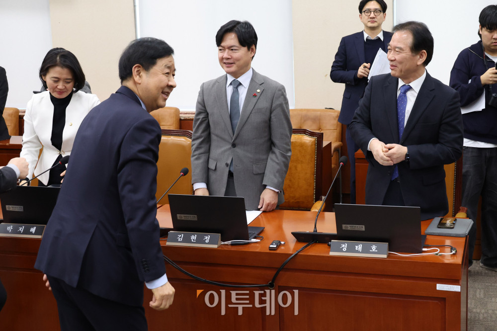 ▲구윤철 부총리 겸 재정경제부 장관이 9일 서울 여의도 국회 대미투자특별법 처리를 위한 특별위원회 전체회의에서 의원들과 인사하고 있다. 고이란 기자 photoeran@