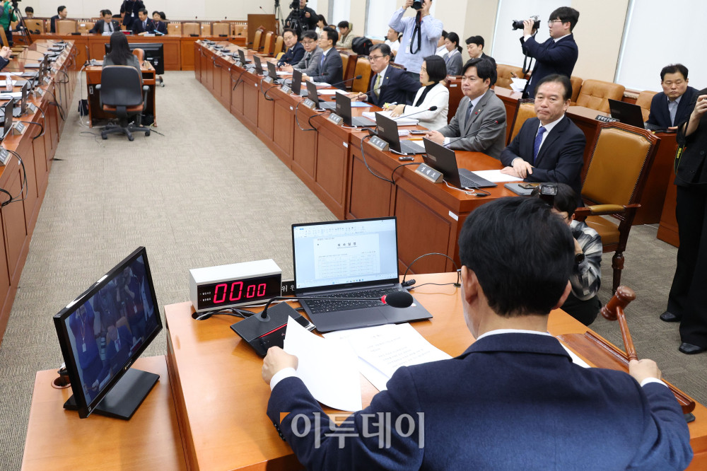 ▲9일 서울 여의도 국회 대미투자특별법 처리를 위한 특별위원회 전체회의에서 김상훈 위원장이 의사봉을 두드리고 있다. 고이란 기자 photoeran@