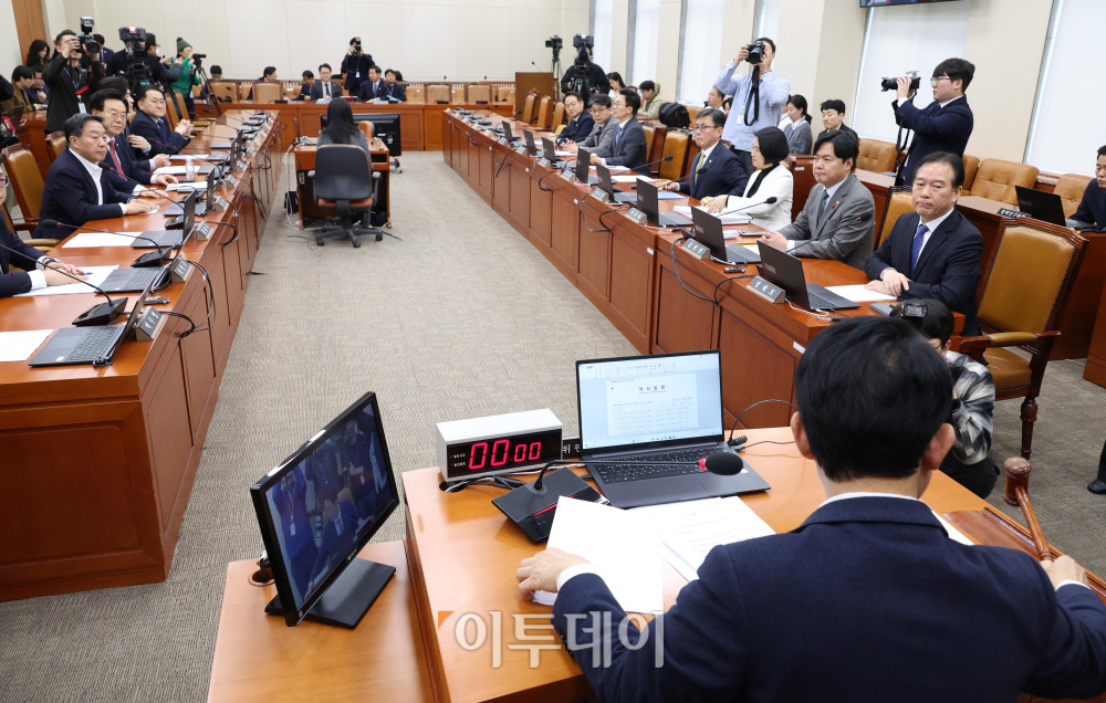 ▲9일 서울 여의도 국회 대미투자특별법 처리를 위한 특별위원회 전체회의에서 김상훈 위원장이 의사봉을 두드리고 있다. 고이란 기자 photoeran@