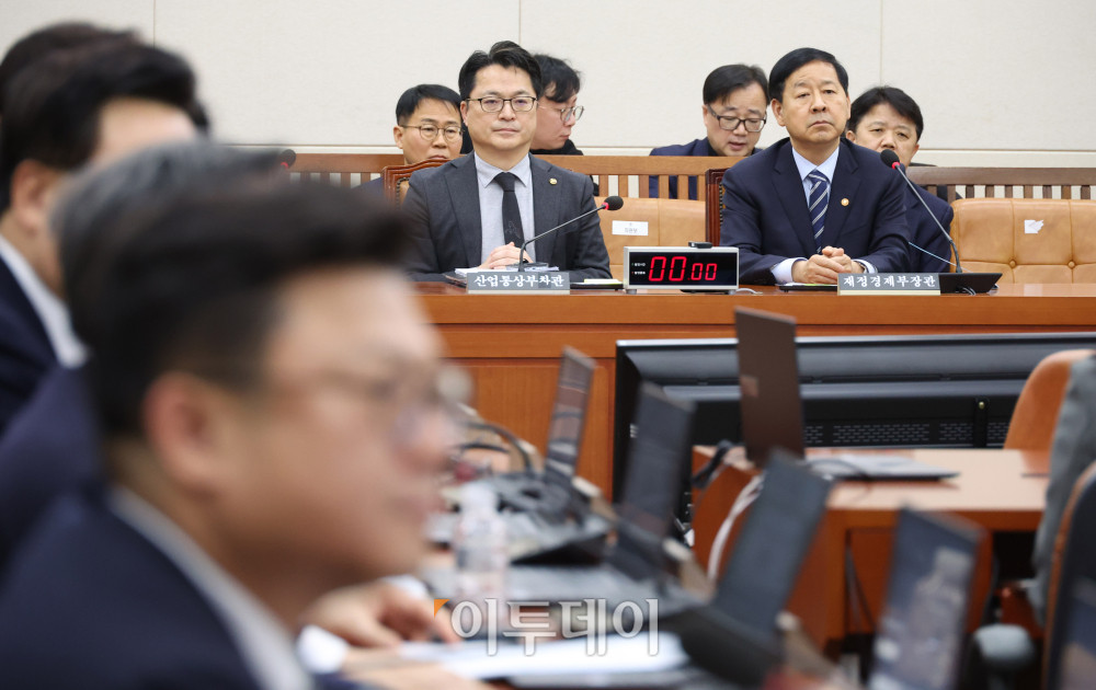 ▲구윤철 부총리 겸 재정경제부 장관이 9일 서울 여의도 국회 대미투자특별법 처리를 위한 특별위원회 전체회의에 참석하고 있다. 고이란 기자 photoeran@