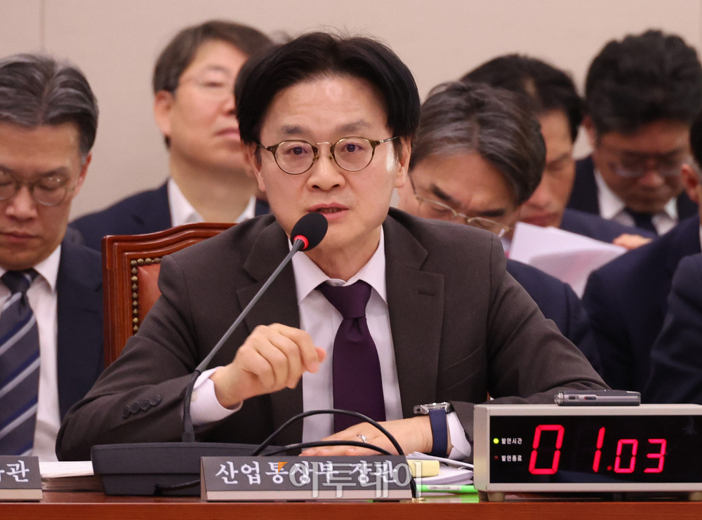 ▲김정관 산업통상부 장관이 9일 서울 여의도 국회에서 열린 산업통상자원중소벤처기업위원회 전체회의에서 의원 질의에 답하고 있다. 고이란 기자 photoeran@