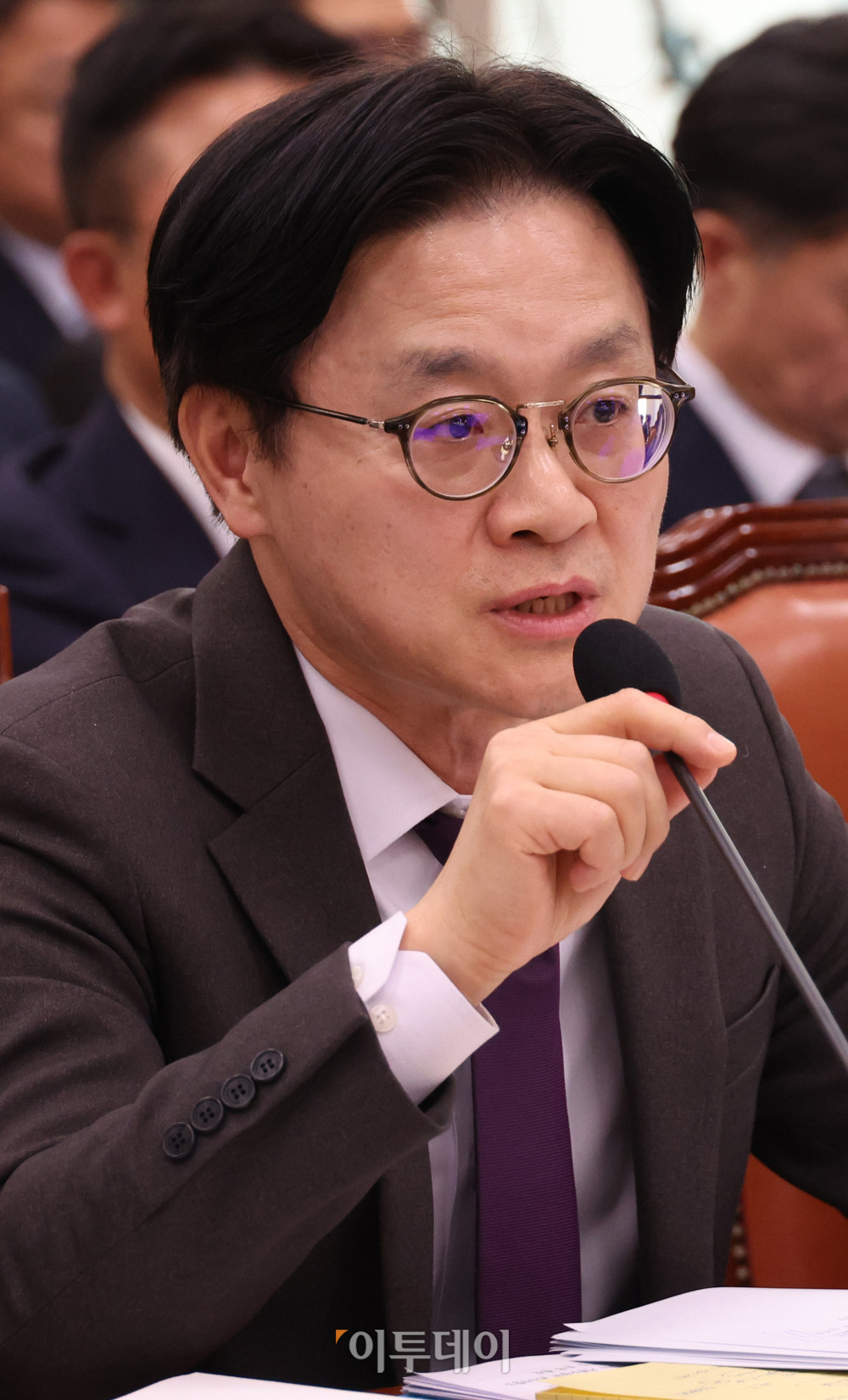 ▲김정관 산업통상부 장관이 9일 서울 여의도 국회에서 열린 산업통상자원중소벤처기업위원회 전체회의에서 의원 질의에 답하고 있다. 고이란 기자 photoeran@