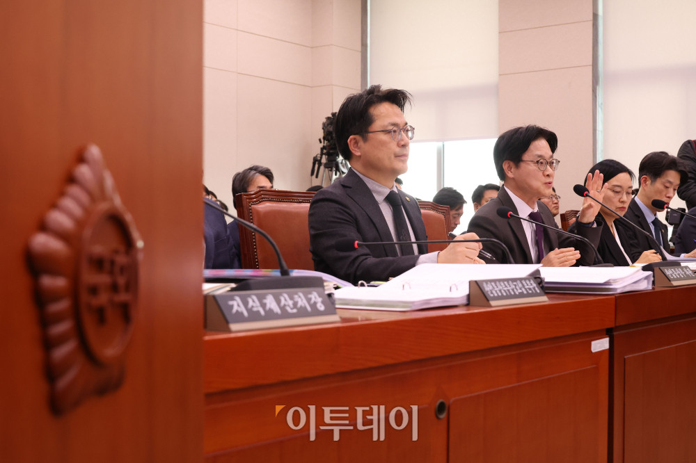 ▲김정관 산업통상부 장관이 9일 서울 여의도 국회에서 열린 산업통상자원중소벤처기업위원회 전체회의에서 의원 질의에 답하고 있다. 고이란 기자 photoeran@