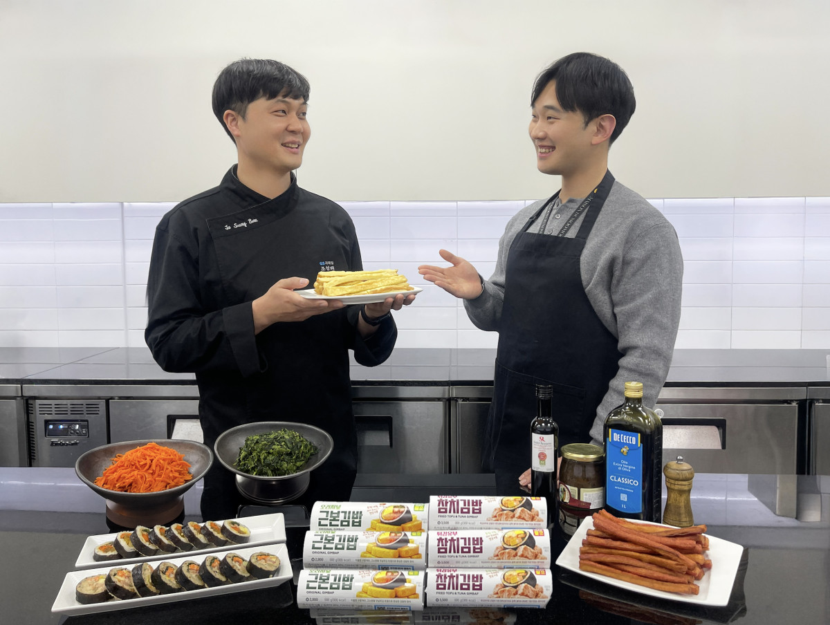 ▲연구원과 MD가 GS25 김밥 리뉴얼에 대해 이야기를 나누고 있다. (사진제공=GS리테일)