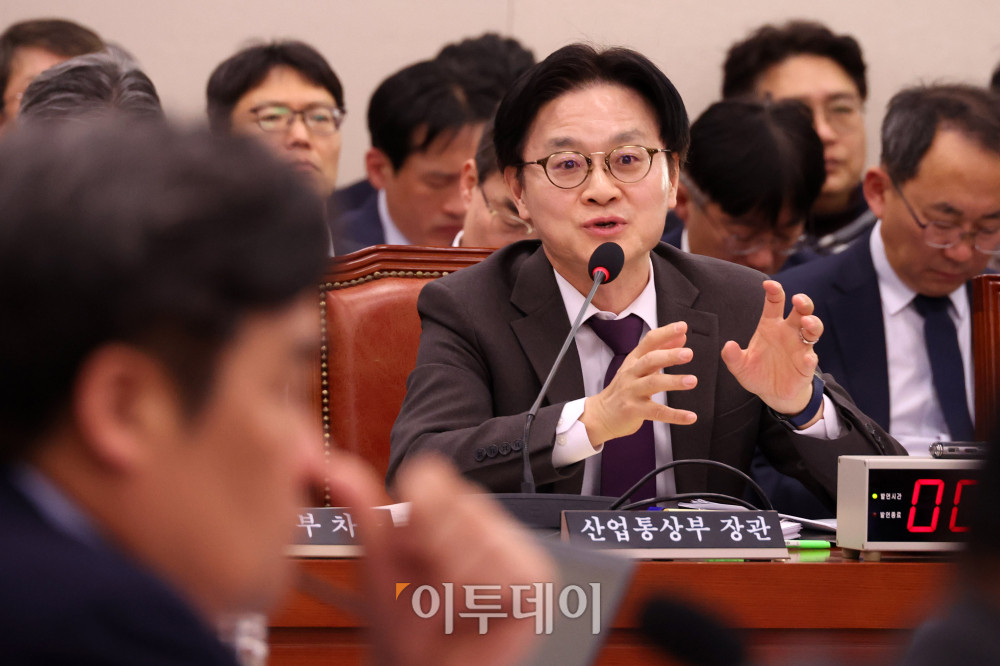 ▲김정관 산업통상부 장관이 9일 서울 여의도 국회에서 열린 산업통상자원중소벤처기업위원회 전체회의에서 의원 질의에 답하고 있다. 고이란 기자 photoeran@