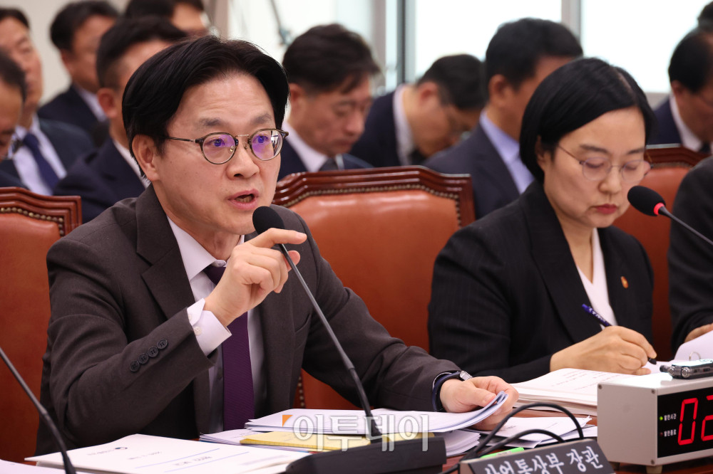 ▲김정관 산업통상부 장관이 9일 서울 여의도 국회에서 열린 산업통상자원중소벤처기업위원회 전체회의에서 의원 질의에 답하고 있다. 고이란 기자 photoeran@
