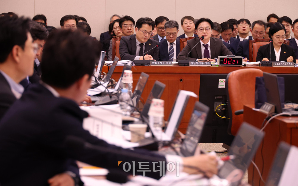 ▲김정관 산업통상부 장관이 9일 서울 여의도 국회에서 열린 산업통상자원중소벤처기업위원회 전체회의에서 의원 질의에 답하고 있다. 고이란 기자 photoeran@