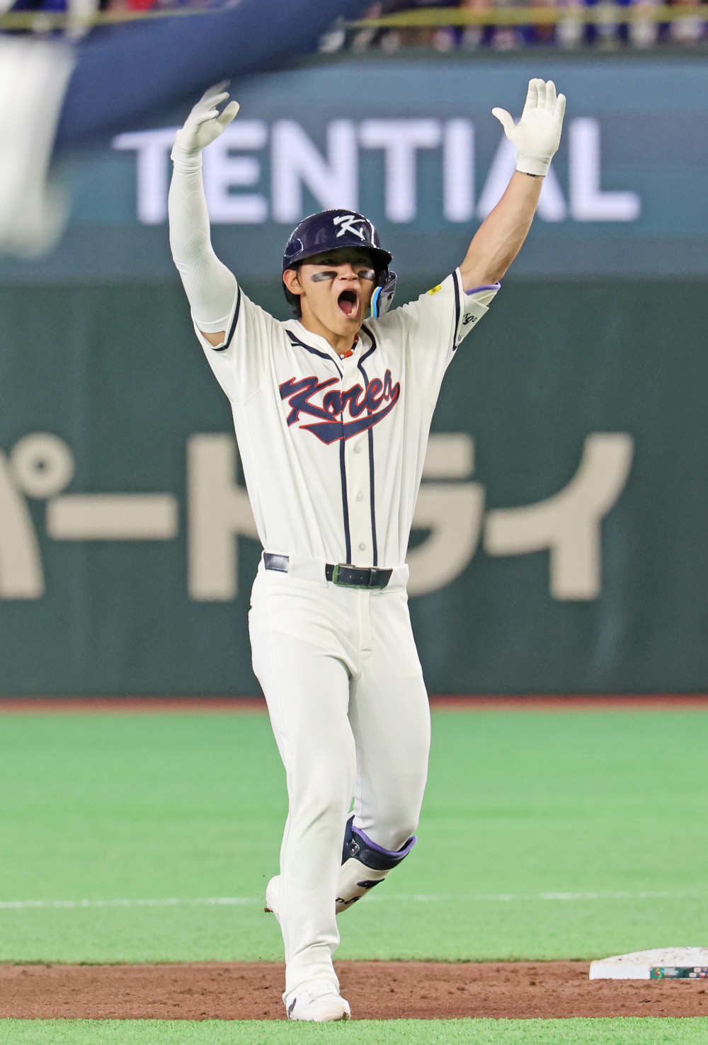 ▲8일 일본 도쿄돔에서 열린 2026 월드베이스볼클래식(WBC) C조 조별리그 3차전 대한민국과 대만의 경기.    8회말 2사 1루 한국 김도영이 동점타를 친 뒤 포효하고 있다. (연합뉴스)