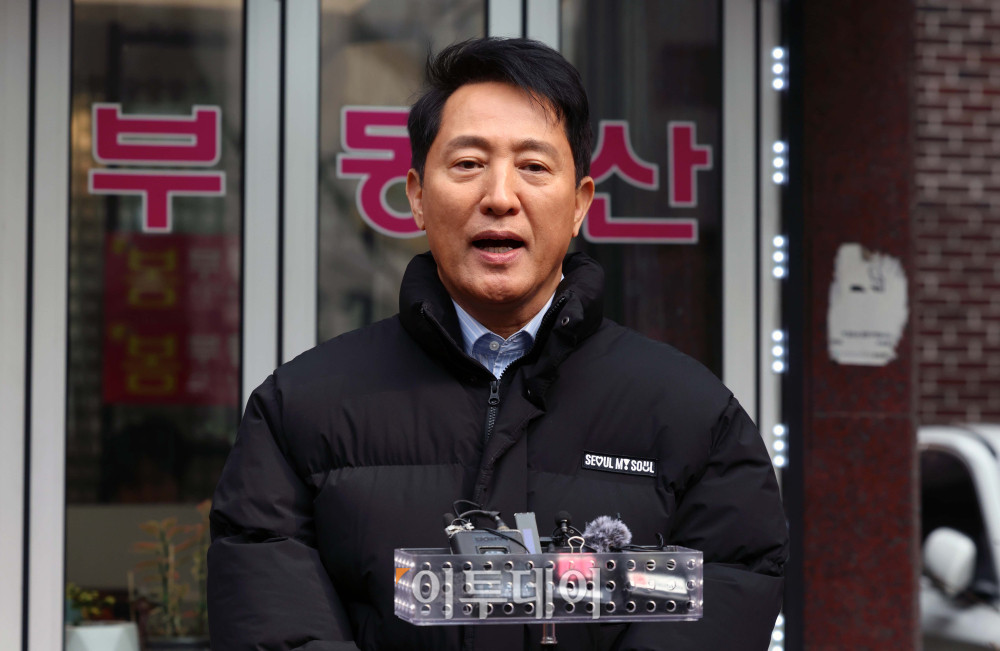 ▲오세훈 서울시장이 9일 전·월세 청년 주거난 관련 현장방문차 대학교 밀집지역인 서울 동대문구 휘경동 1인가구 밀집 지역을 살펴본 뒤 취재진의 질문에 답하고 있다. 신태현 기자 holjjak@ (이투데이DB)